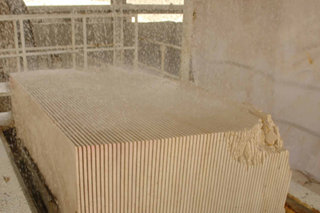 Gang saw cutting 3 cm Egyptian marble slabs in Cairo factory – Tora Marble & Granite